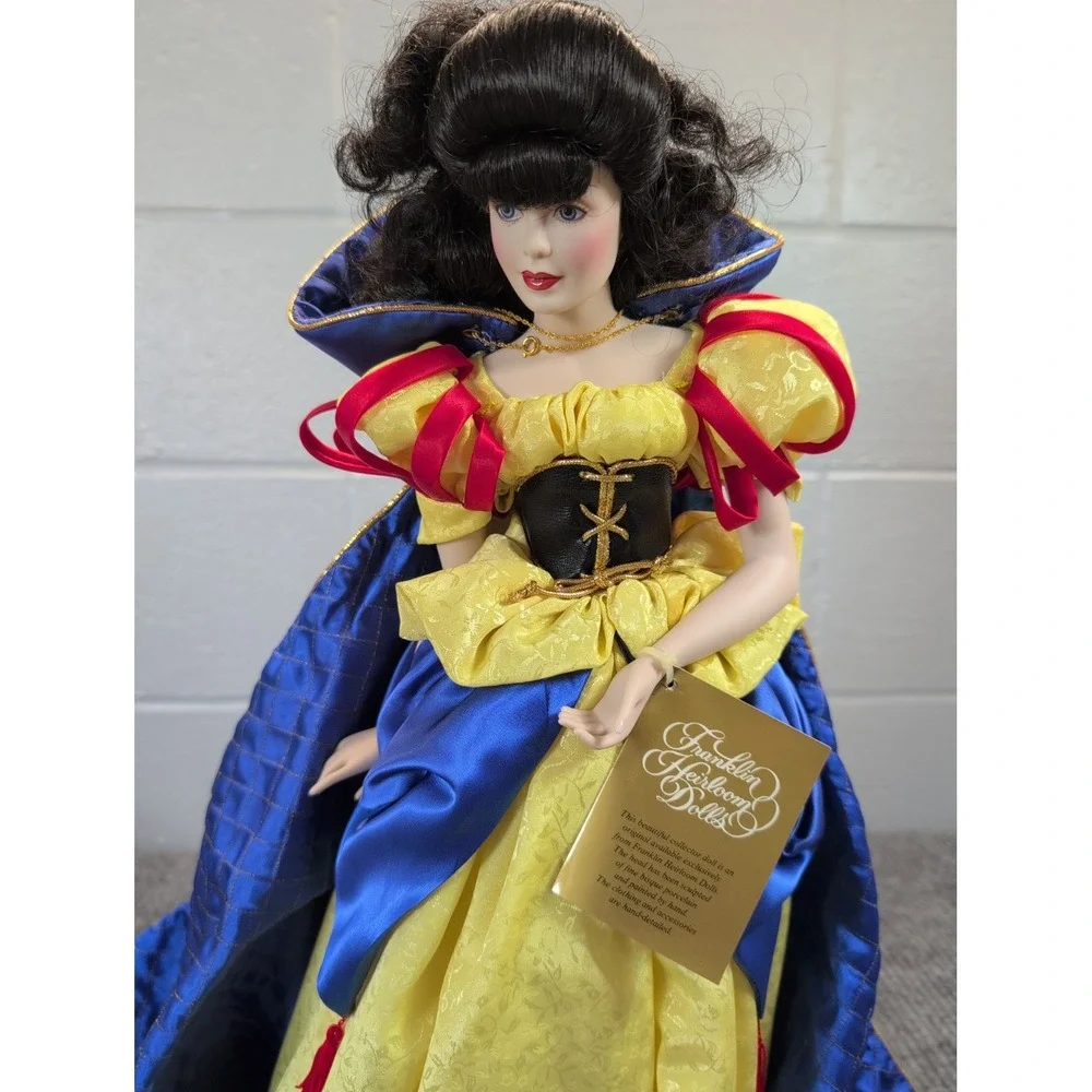 Disney's Snow White Porcelain Doll w Apple New In Box Franklin Heirloom